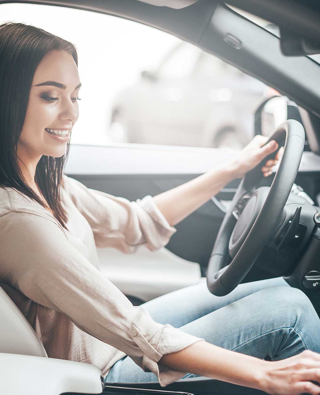 mujer dentro de su auto