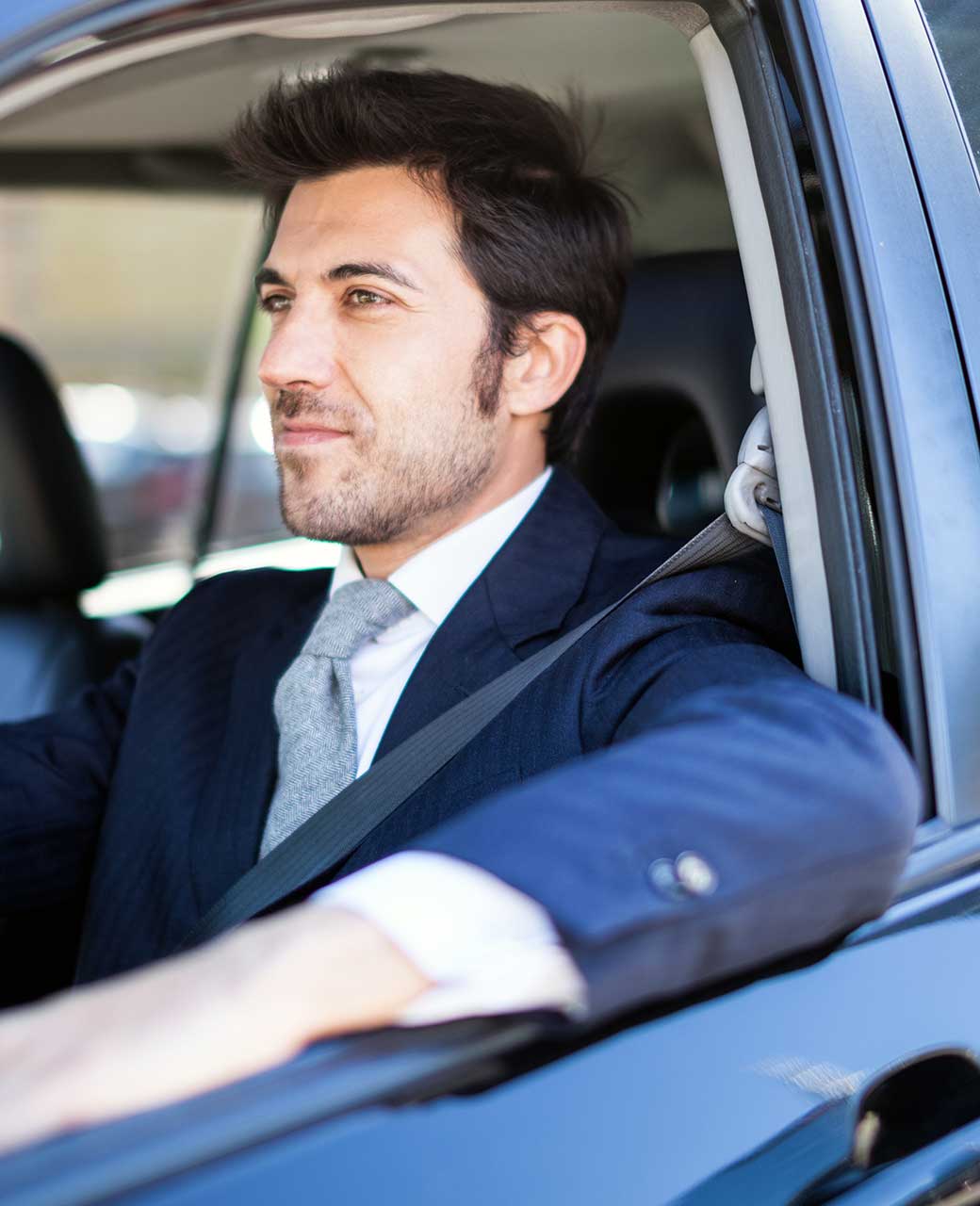 hombre manejando un auto de lujo