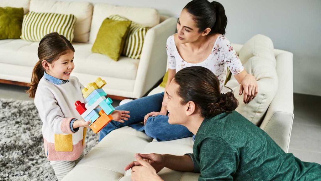 familia jugando con su hija