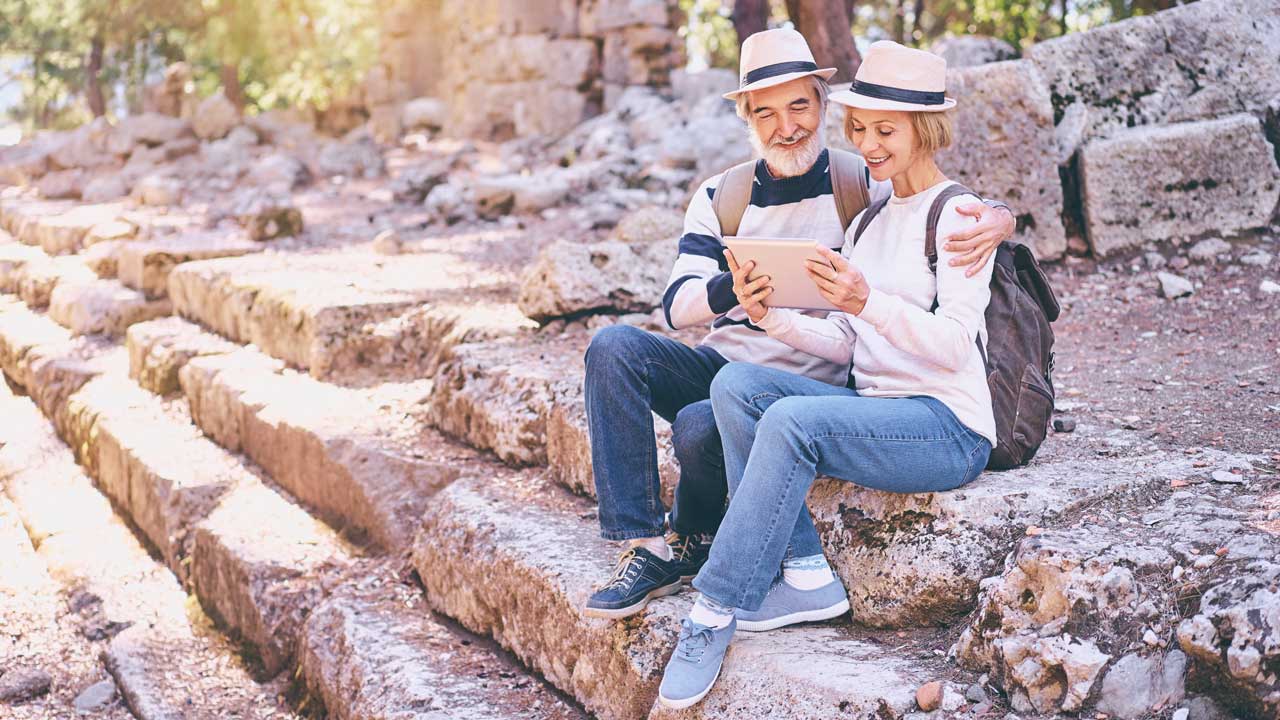 pareja mirando una tablet