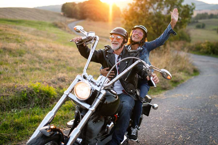 pareja de extranjeros andando en moto