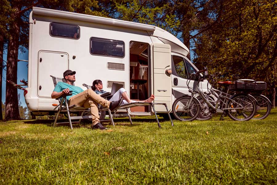 pareja en un motorhomes