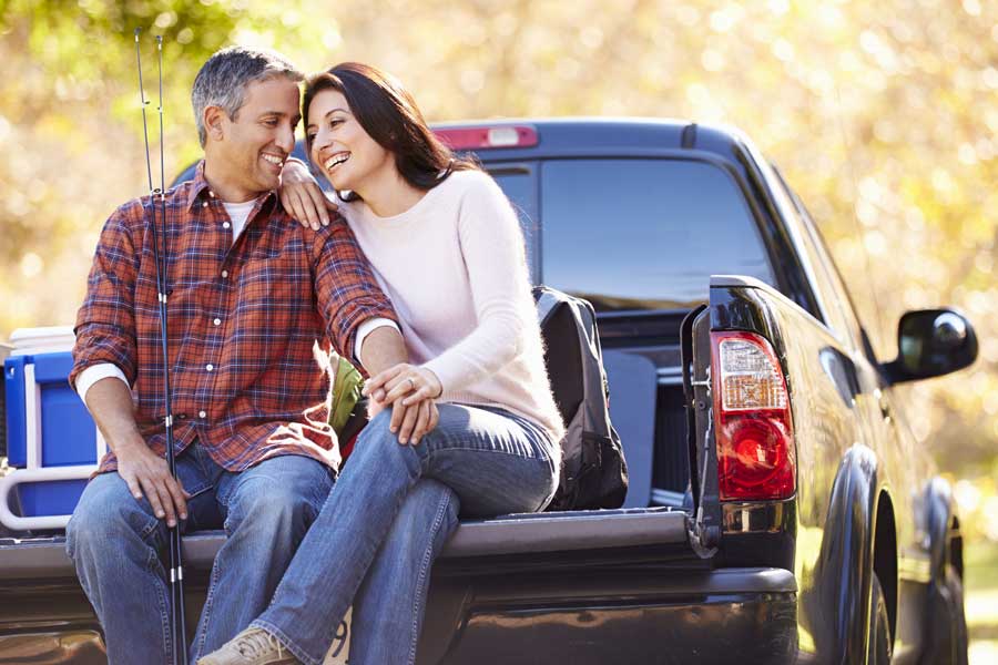 pareja sentados en una pick up