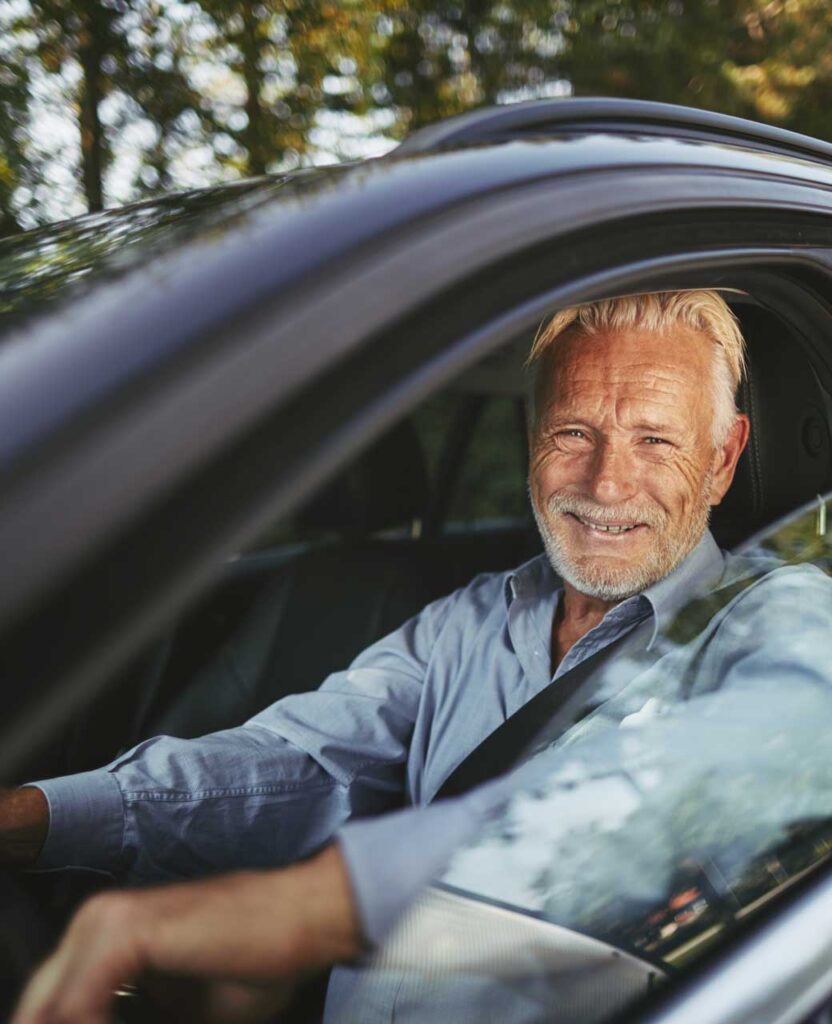 hombre conduciendo un auto