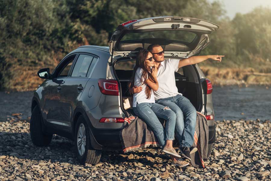 pareja dentro de una suv