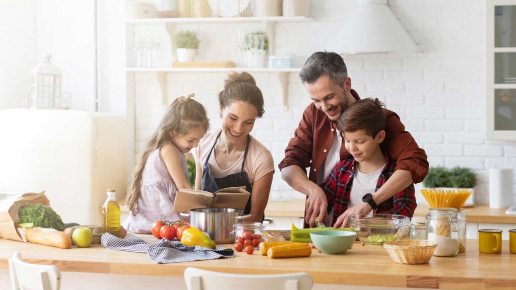 familia cocinando