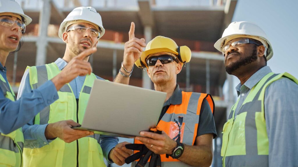 Trabajadores debatiendo en una construcción