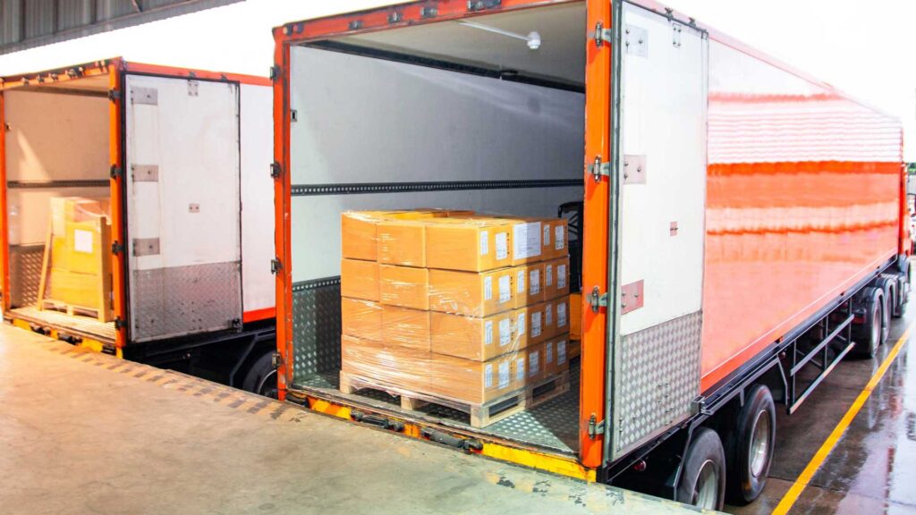 Camión transportando mercancía asegurada