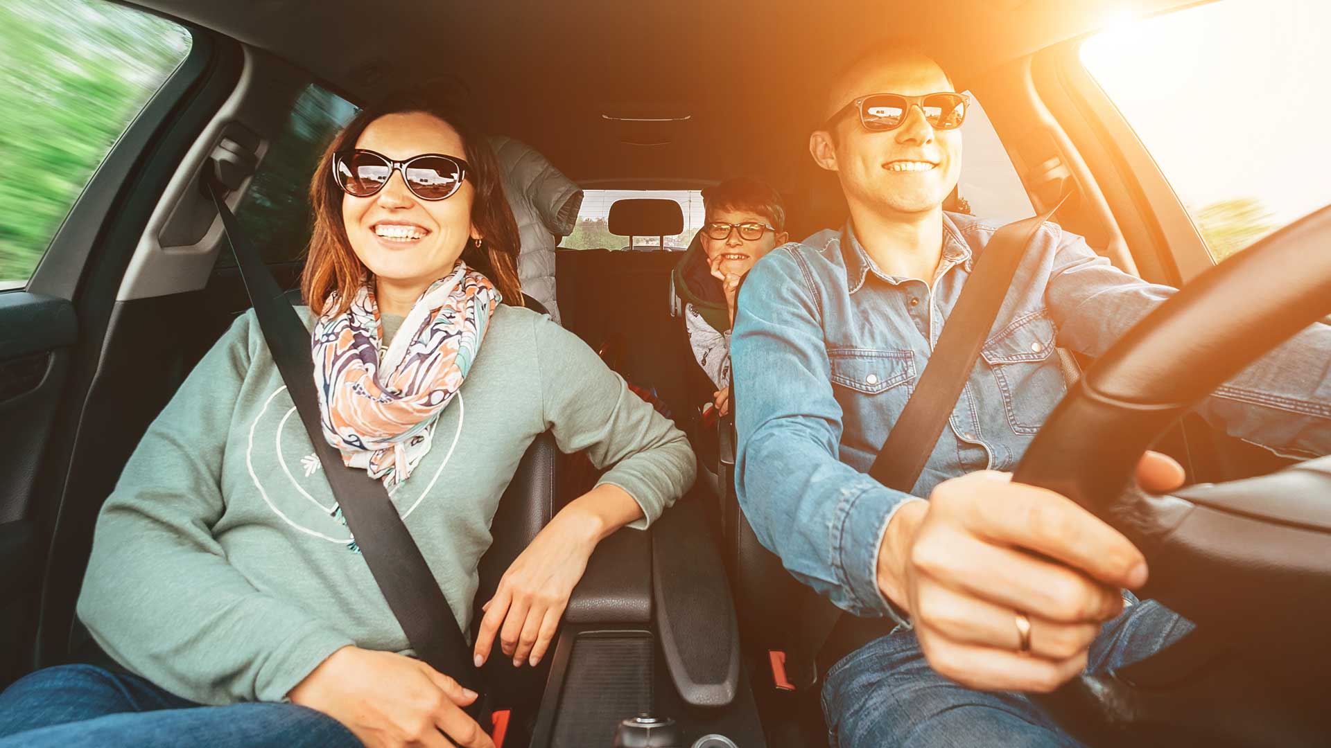 familia dentro de un auto