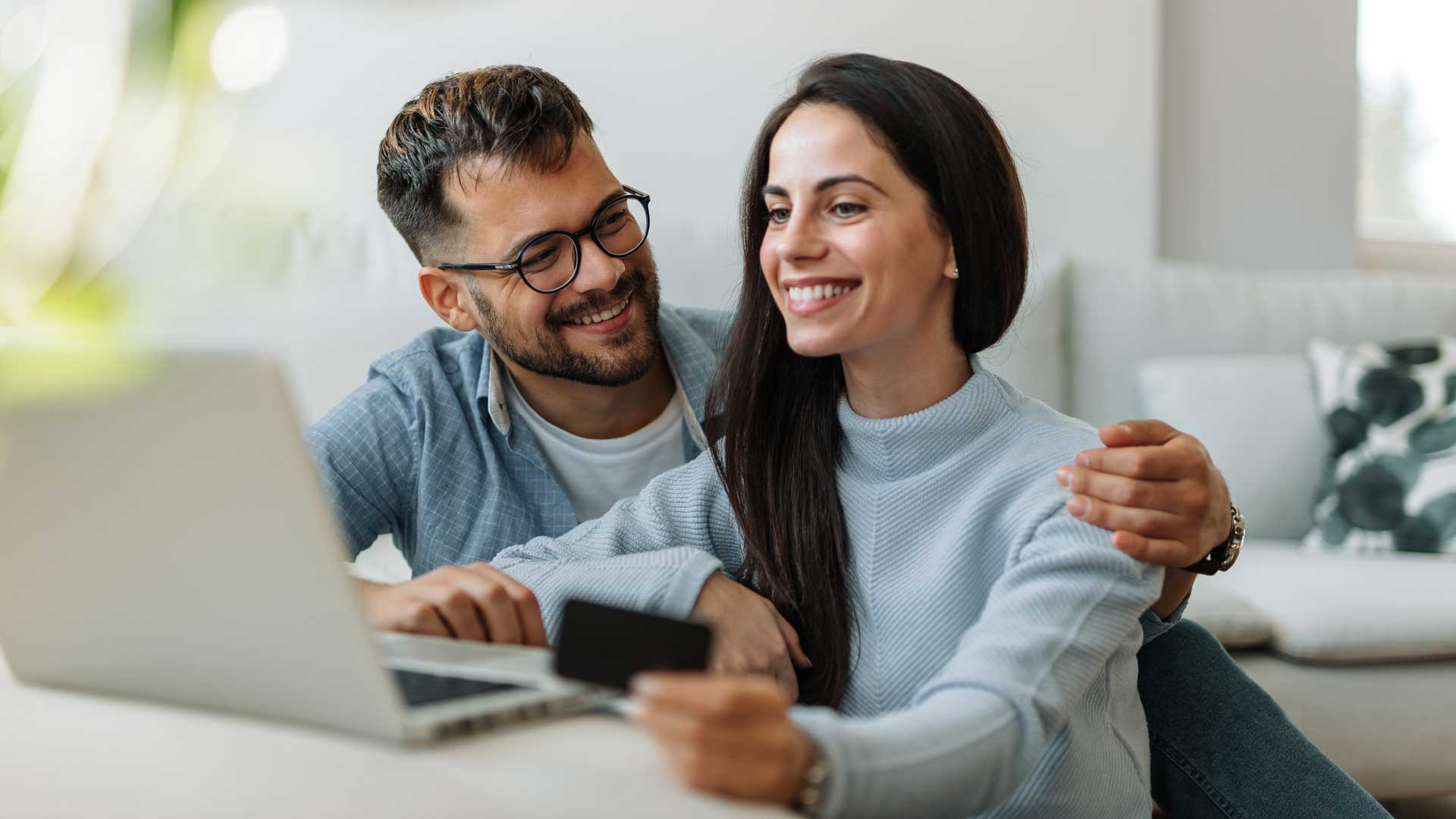 pareja realizando el pago online de su póliza de seguro