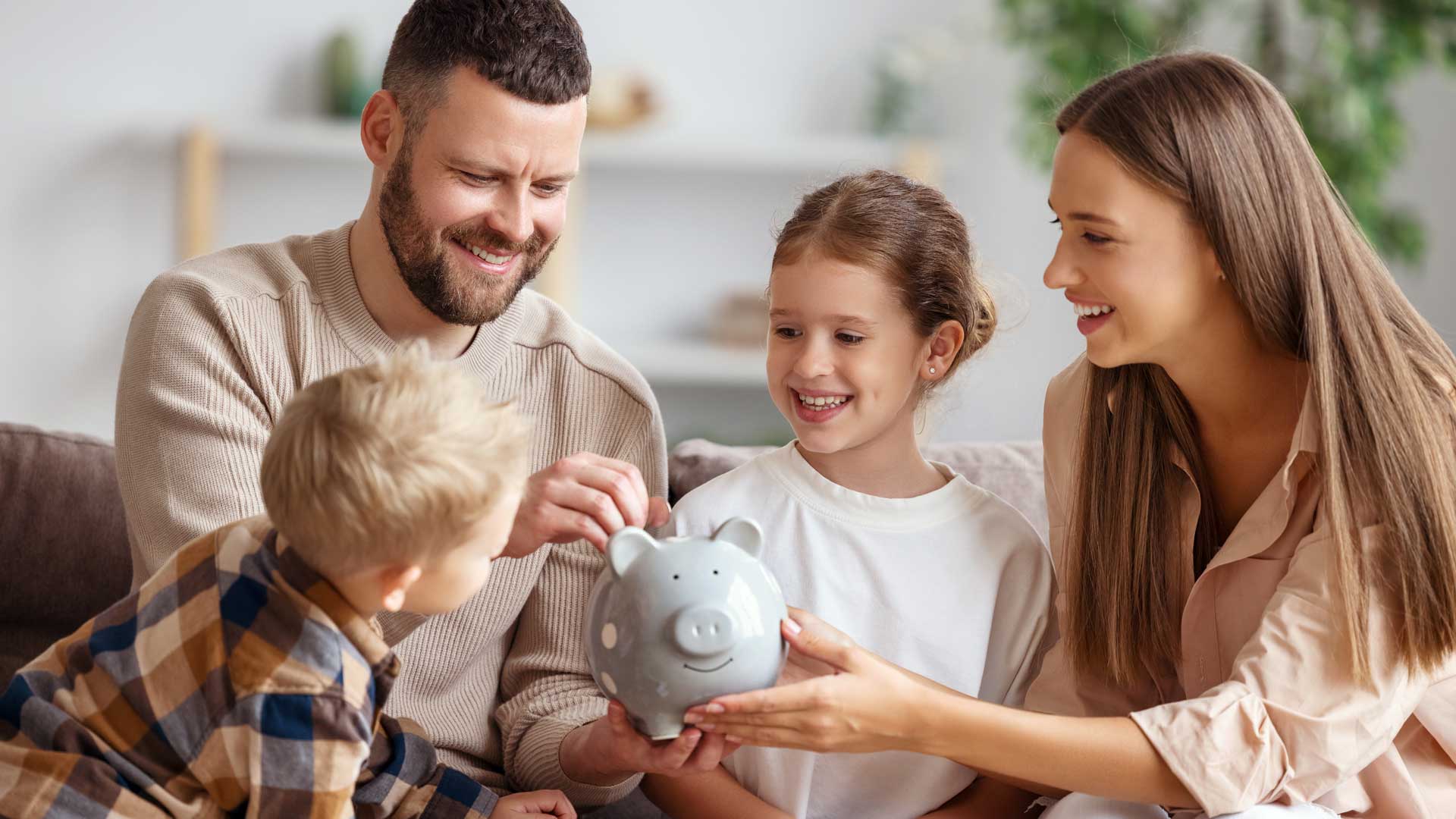 Educacion financiera ¿Qué son los riesgos y como prevenirlos? Familia ahorrando en un cochinillo