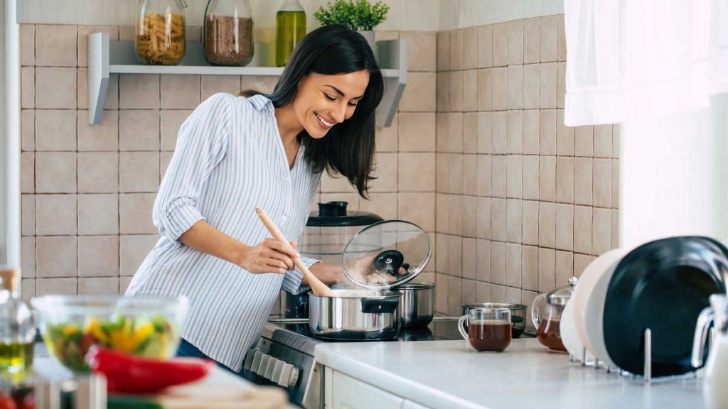 Mujer cocinando en su cocina