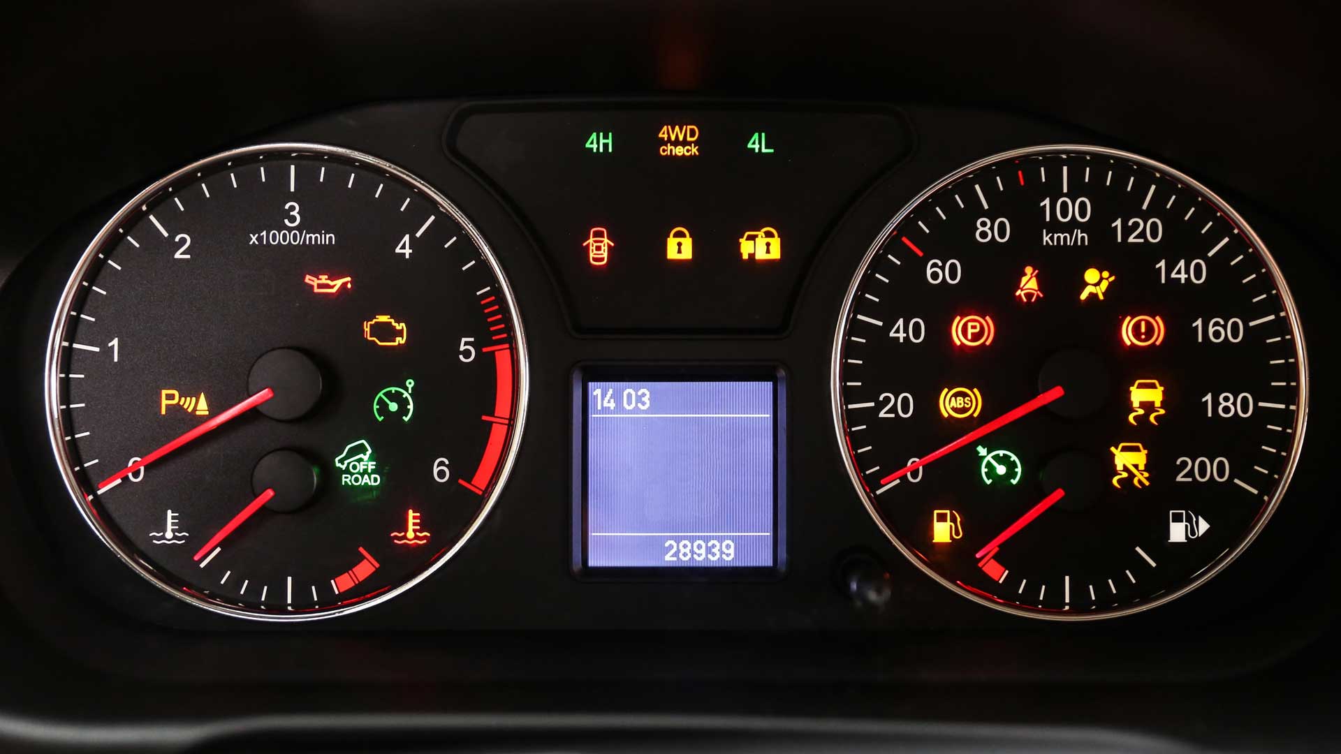 Tablero de auto con todas las luces encendidas