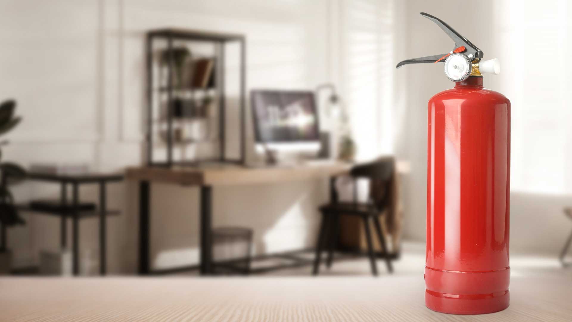 Extintor sobre una mesa | HDI SEGUROS Extintor sobre una mesa