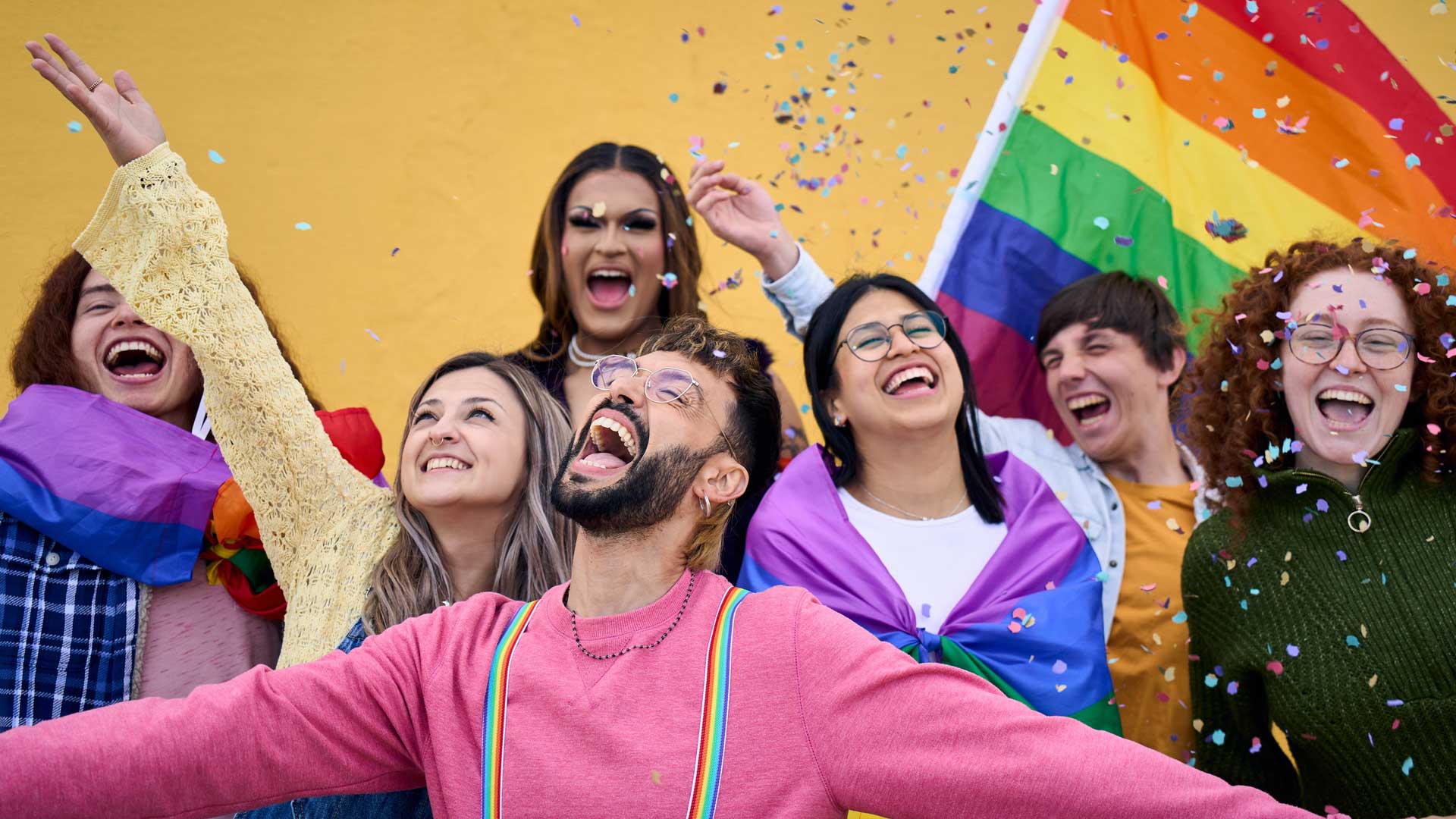 Confeti sobre amigos festejando orgullosos y diversos