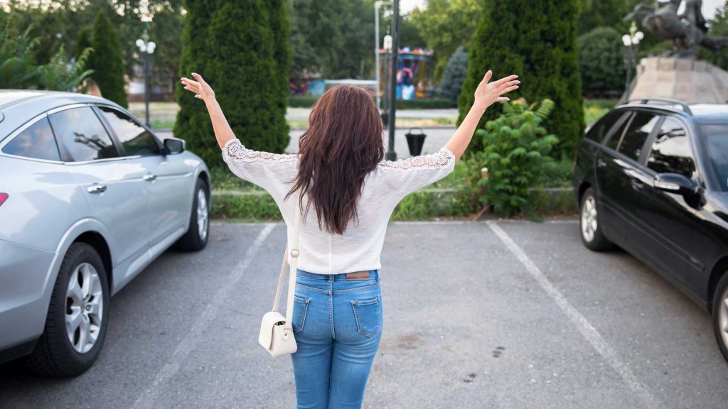 Mujer sorprendida automóvil robado