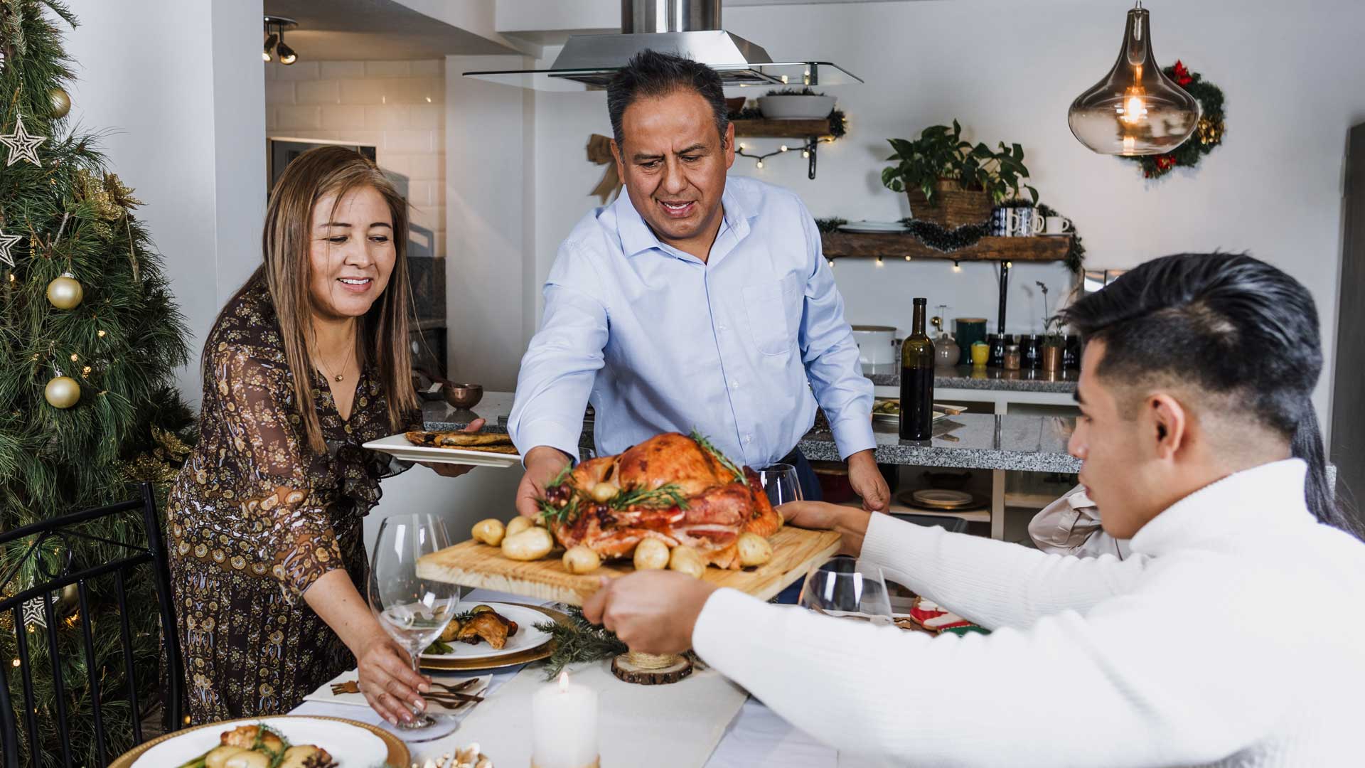 Familia comiendo en temporada navideña.