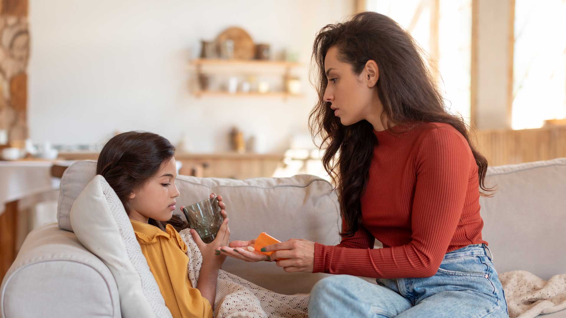 Madre cuidando la salud de su hija.