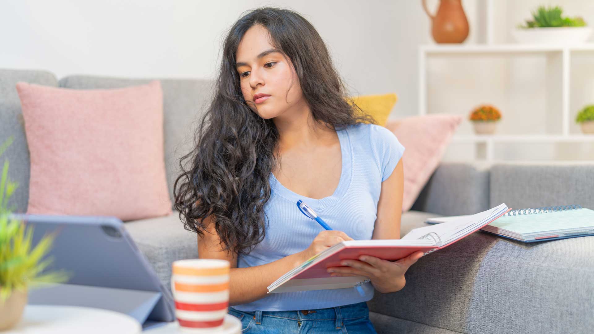 Mujer joven planificando en un cuaderno.