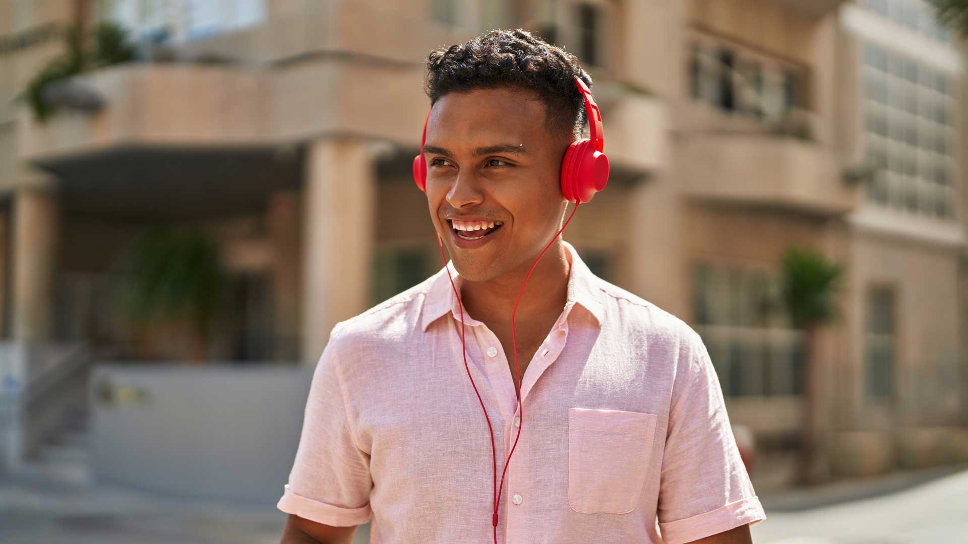 Joven alegre escuchando música.