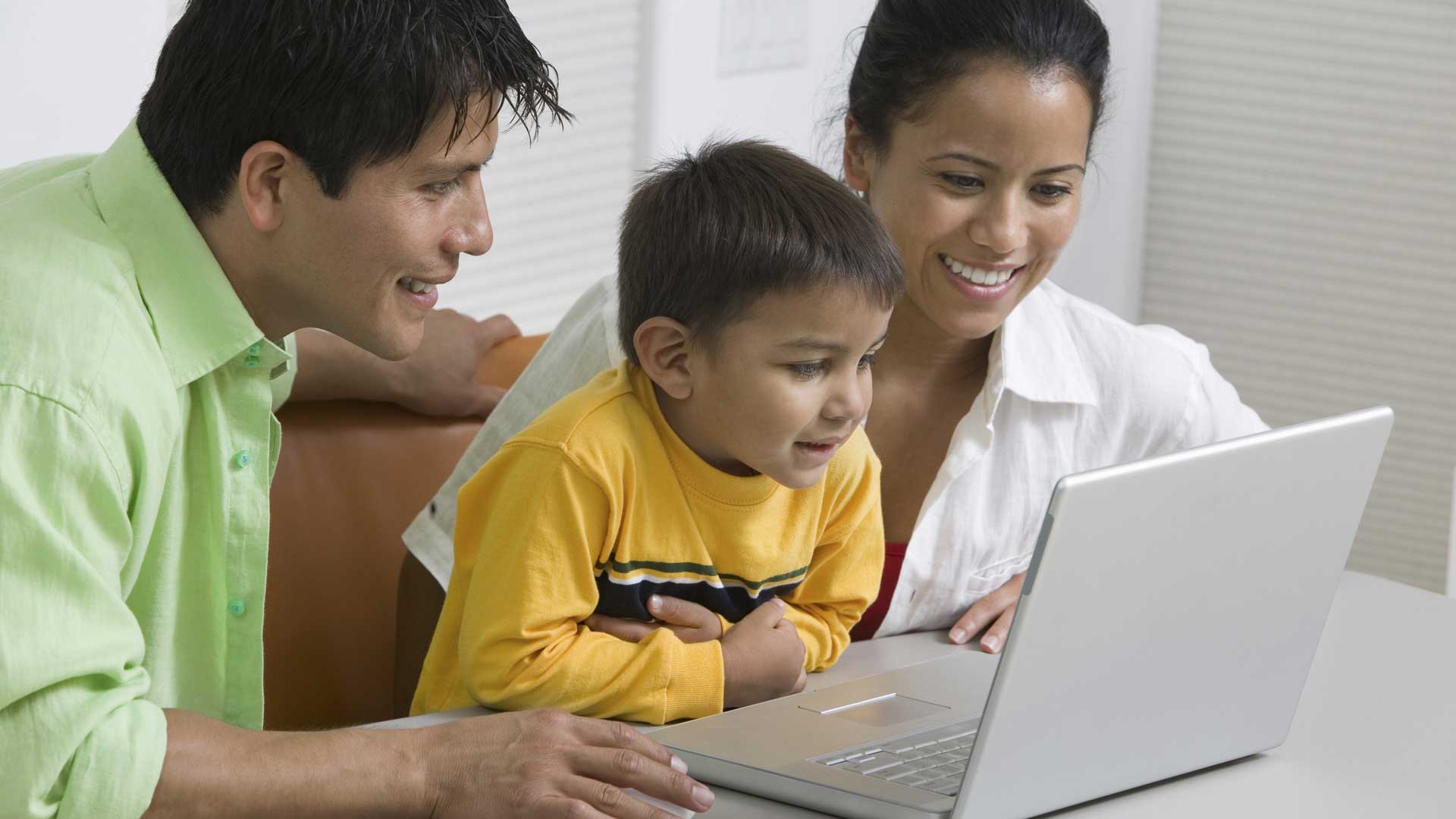 https://www.hdi.com.mx/wp-content/uploads/2025/02/cuida-la-seguridad-de-tus-hijos-en-linea-01.jpg