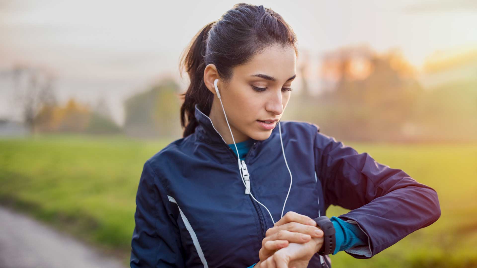 Joven atleta monitoreando sus signos vitales con su smartwatch.