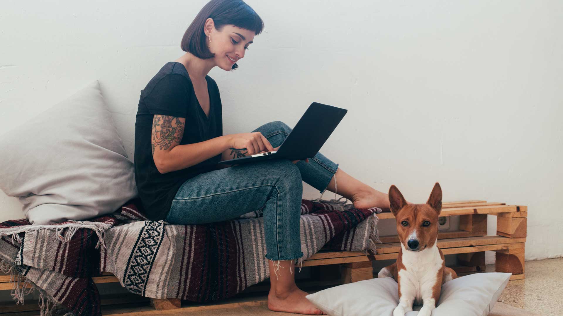 Mujer joven con computadora.