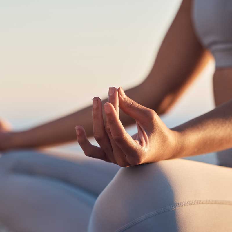 Mujer relajada meditando segura.