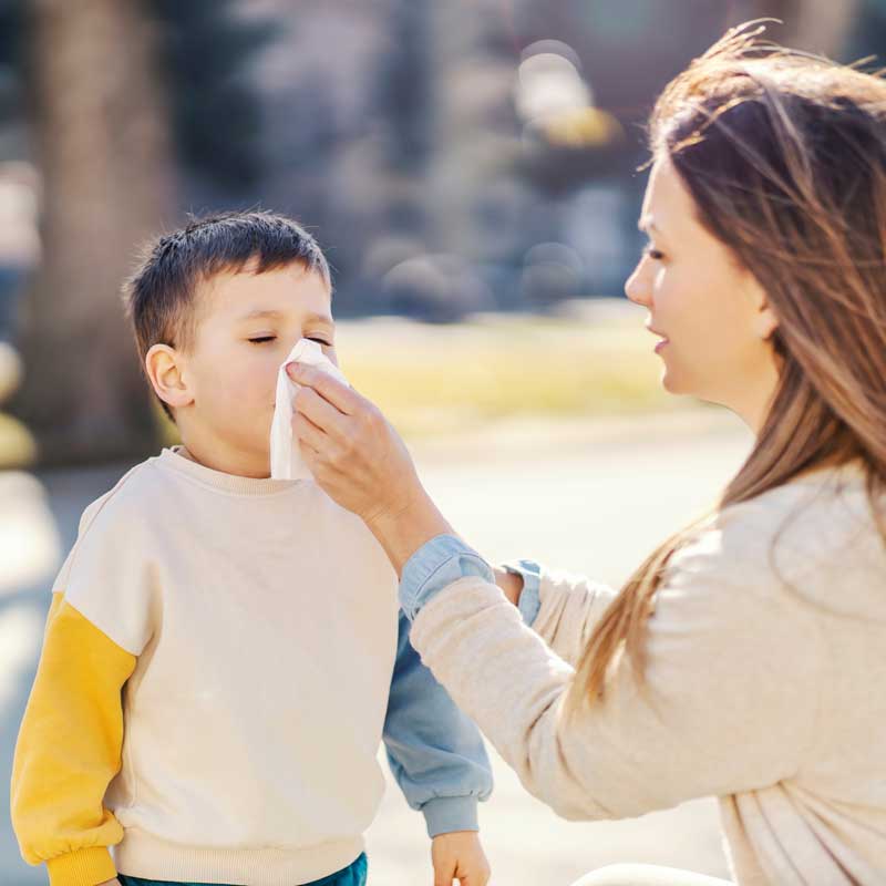 Madre e hijo estornudo alergia.