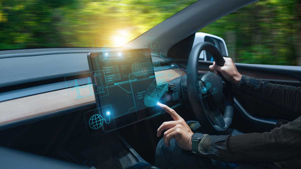 Tablero digital de auto inteligente en conducción.