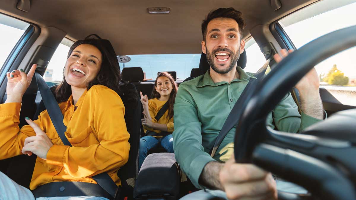 Familia feliz en auto con sentido de protección y tranquilidad.