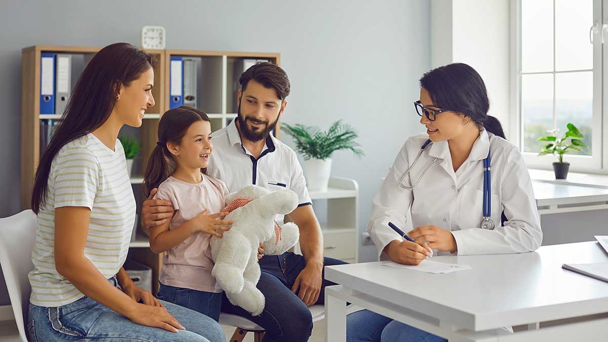 Familia con hijo pequeño consultando al médico.
