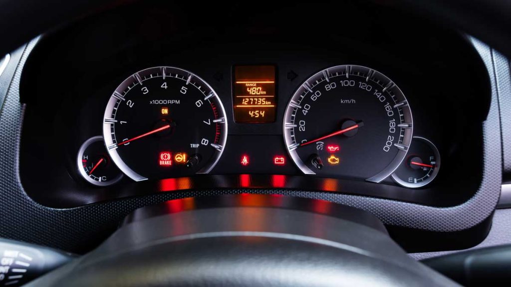 Pantalla de tablero de auto indicando métricas.