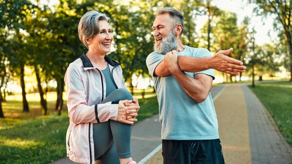 Adultos mayores ejercitándose y disfrutando de una vida saludable.