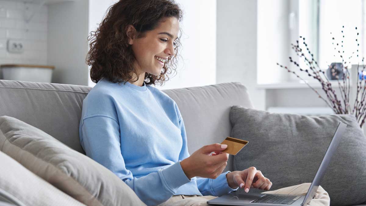 Mujer con tarjeta de credito haciendo un pago online