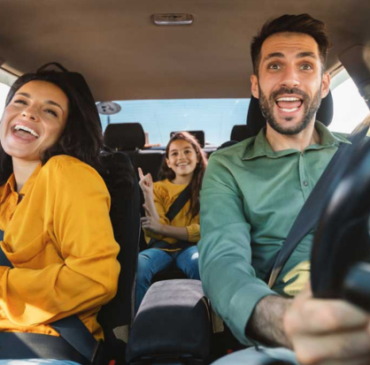 Familia viajando en automóvil con cinturón de seguridad y protección de un seguro de auto