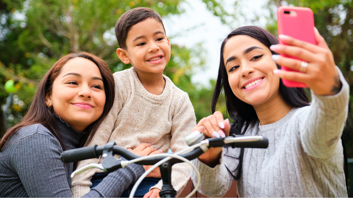 Mover el cuerpo en familia une, mejora el ánimo y previene enfermedades. Conoce ideas prácticas para hacerlo este verano sin esfuerzo.