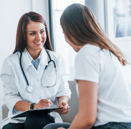 Mujer doctora revisando a paciente en consultorio. Doctora mujer da consulta a paciente mujer