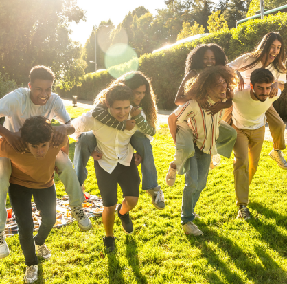Mover el cuerpo en familia une, mejora el ánimo y previene enfermedades. Conoce ideas prácticas para hacerlo este verano sin esfuerzo.