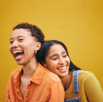 Feliz, amigos y espacio con mujeres sobre fondo de pared, jóvenes y sonrisas. Relájate, feliz