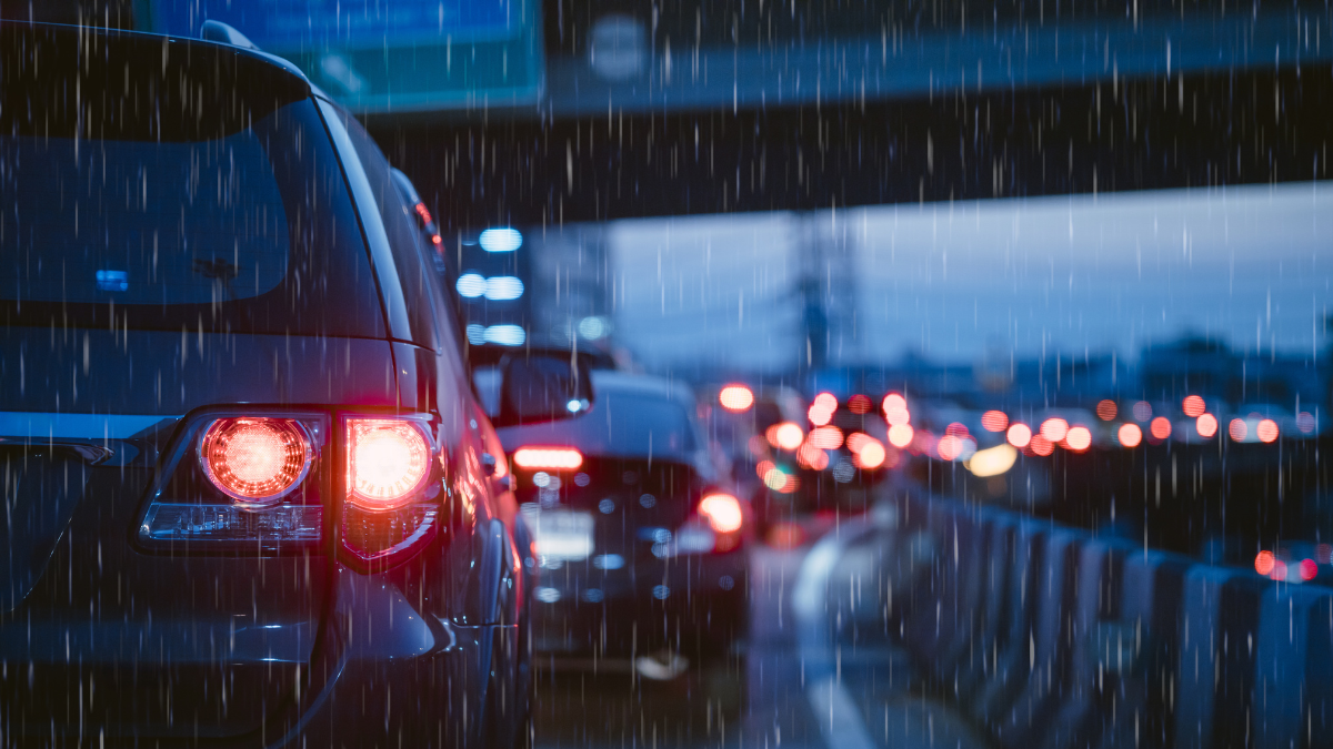 Camioneta manejando en la lluvia