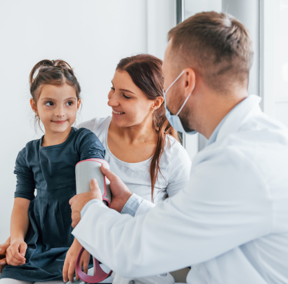 Niña pequeña recibiendo atención del doctor. Doctor revisando a niña pequeña.