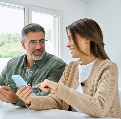 Agente de seguros presenta a su cliente información sobre seguros. Hombre conversando con agente de seguros información sobre póliza en la oficina.