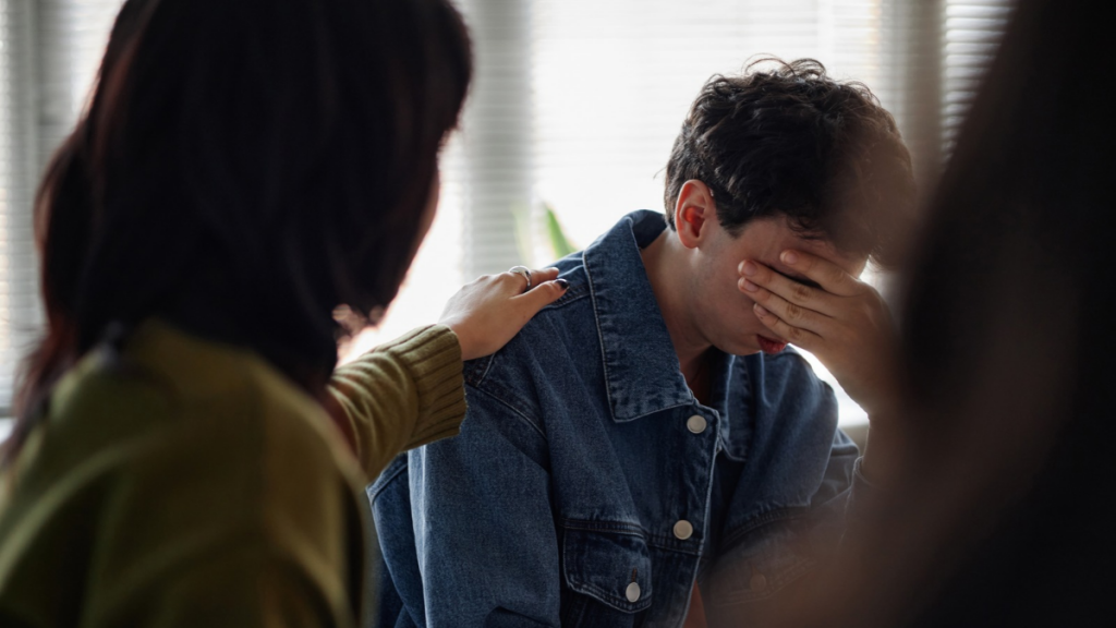Madre conversando y consolando a su hijo adolescente en cuarto de su casa